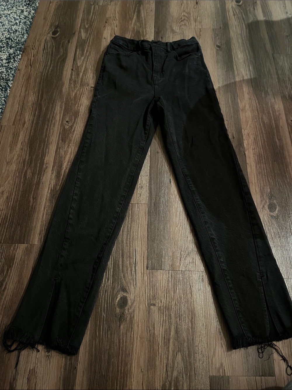 Good American Black Straight-Leg Jeans with Frayed Hem front slit 10/30”